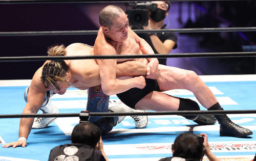 棚橋弘至（左）に脇固めを仕掛ける藤原喜明（撮影・丹羽敏通）