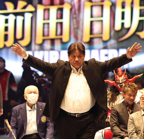 新日本プロレス旗揚げ記念日大会セレモニーで入場する前田日明氏（撮影・丹羽敏通）