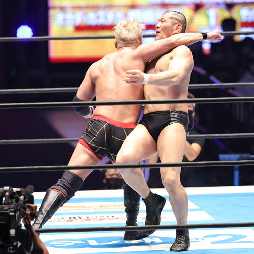 鈴木みのるをレインメーカーで仕留めたオカダ・カズチカ（撮影・丹羽敏通）