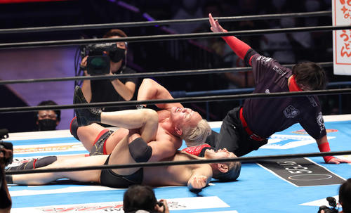 第7試合　NJPW旗揚げ50周年記念試合　藤波辰爾、棚橋弘至、オカダ・カズチカ対藤原喜明、鈴木みのる、ザック・セイバーJr　鈴木みのるをレインメーカーで仕留めたオカダ・カズチカ（撮影・丹羽敏通）