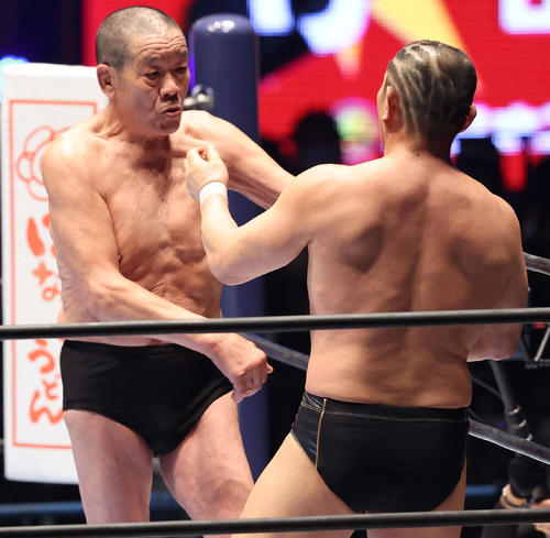 同組の鈴木（右）ともめる藤原（撮影・丹羽敏通）
