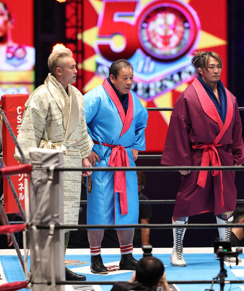 NJPW旗揚げ50周年記念試合でリングインした、左からオカダ、藤波、棚橋（撮影・丹羽敏通）