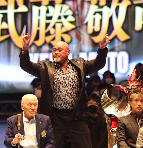 新日本プロレス旗揚げ記念日大会セレモニーで入場する武藤敬司（撮影・丹羽敏通）