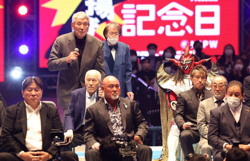 新日本プロレス旗揚げ記念日大会セレモニーであいさつする坂口征二氏（後方左）（撮影・丹羽敏通）