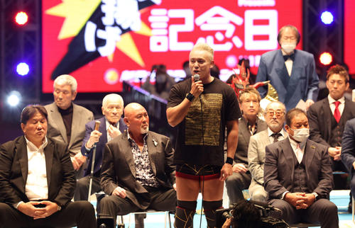 新日本プロレス旗揚げ記念日大会のセレモニーであいさつするオカダ・カズチカ（撮影・丹羽敏通）