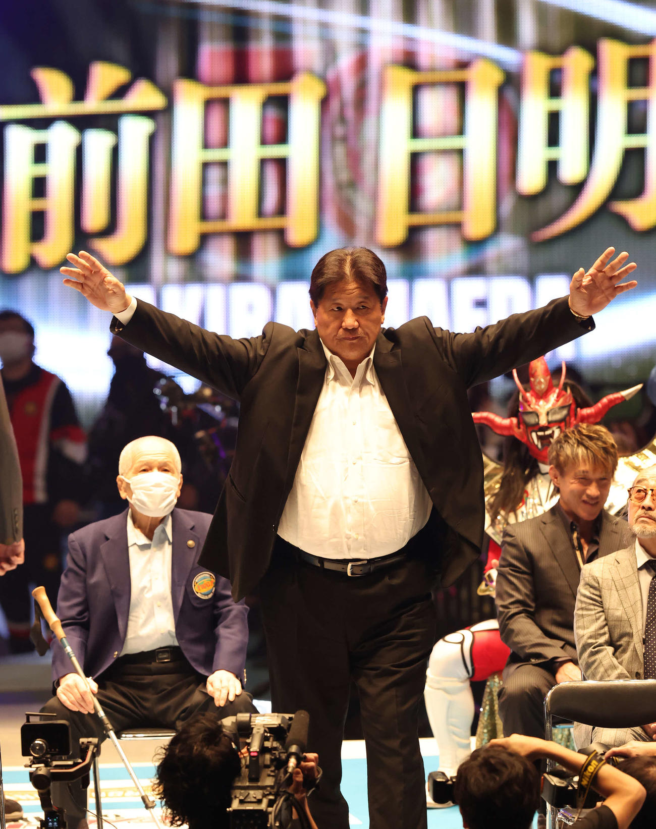 新日本プロレス旗揚げ記念日大会セレモニーで入場する前田日明氏（撮影・丹羽敏通）