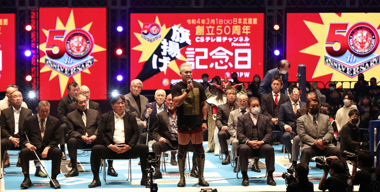 新日本プロレス旗揚げ記念日大会のセレモニーであいさつするオカダ・カズチカ（撮影・丹羽敏通）