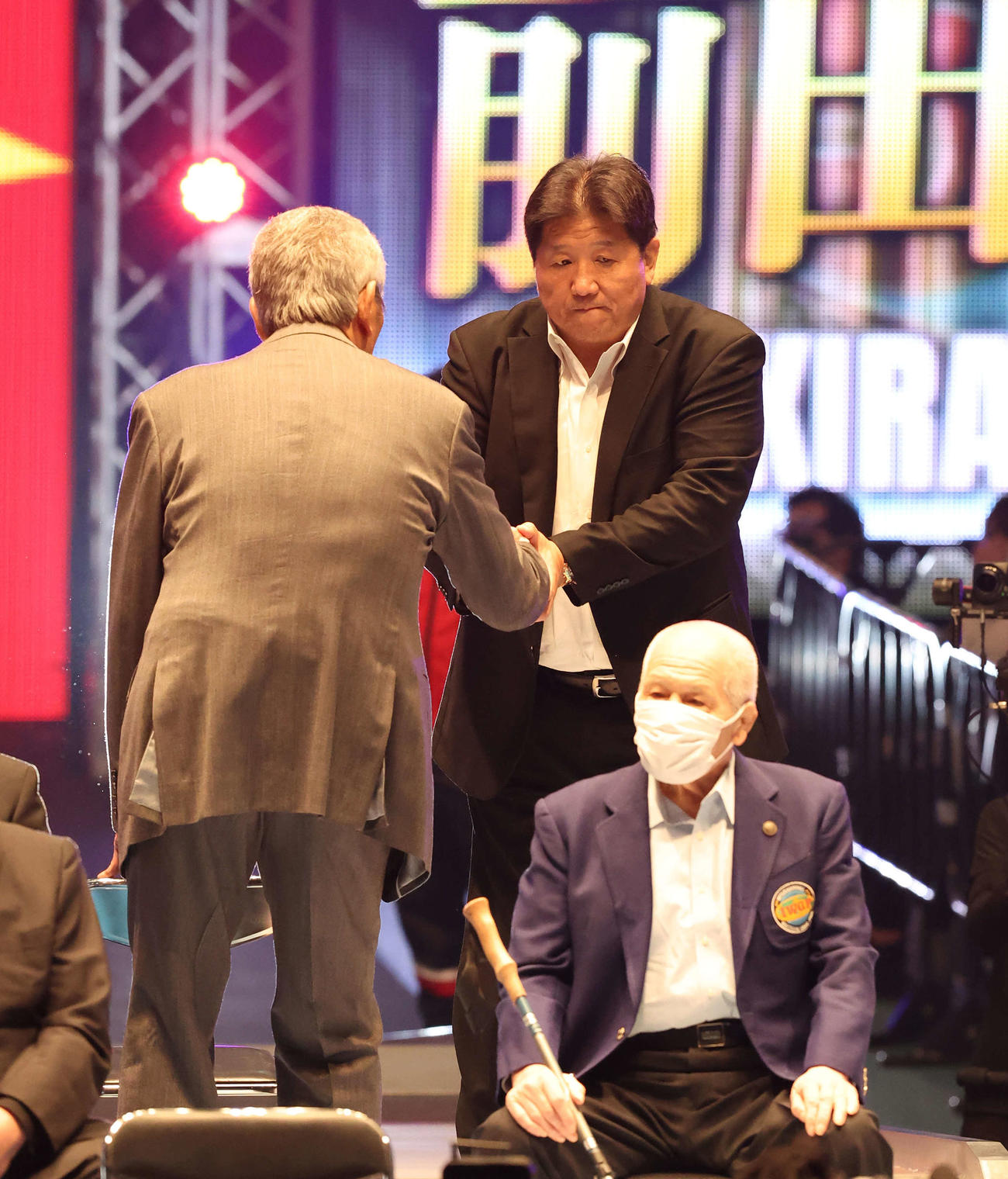 新日本プロレス旗揚げ記念日大会セレモニーで入場する前田日明氏（撮影・丹羽敏通）