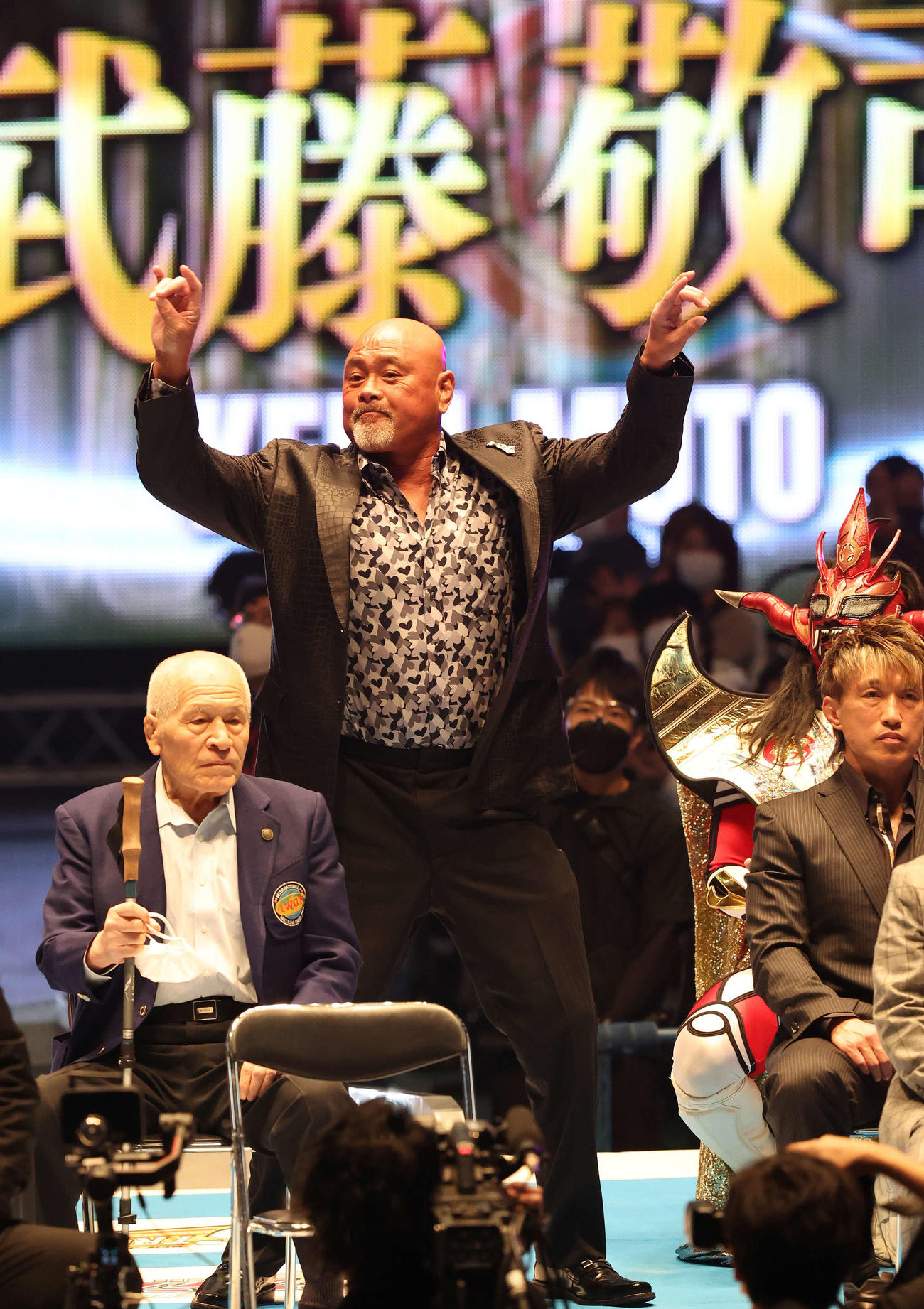 新日本プロレス旗揚げ記念日大会セレモニーで入場する武藤敬司（撮影・丹羽敏通）