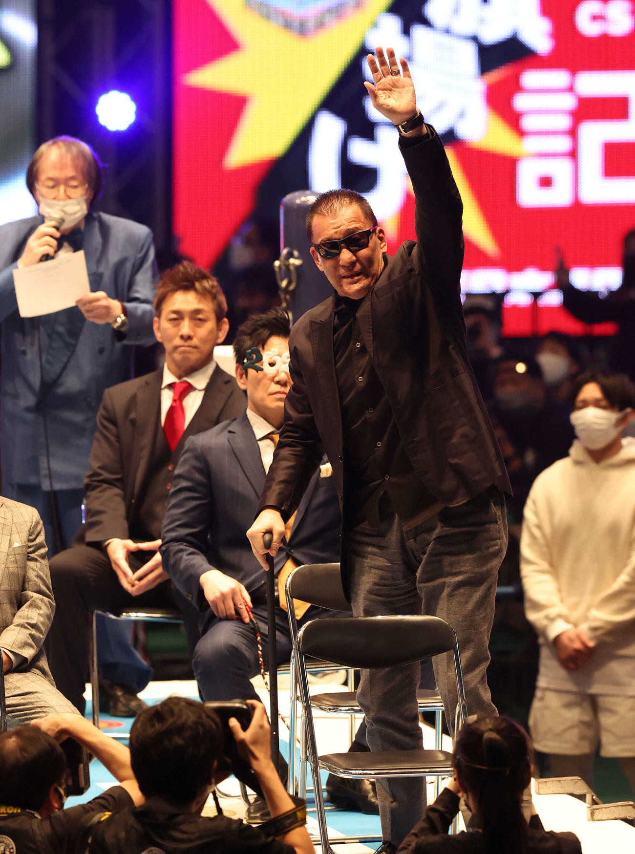 新日本プロレス旗揚げ記念日大会セレモニーで入場する蝶野正洋氏（撮影・丹羽敏通）