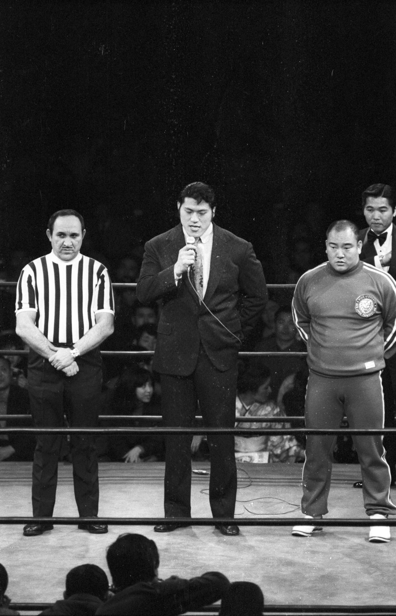 72年3月、新日本の旗揚げ興行でリングに上がったアントニオ猪木（中央）と山本小鉄（右）