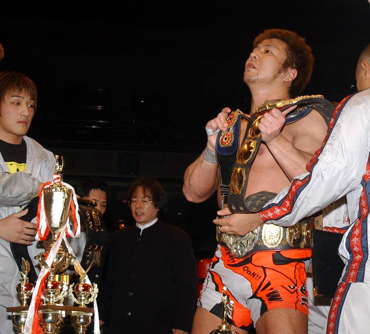 2005年2月、3冠ベルトを巻く小島聡。左がIWGPのベルト