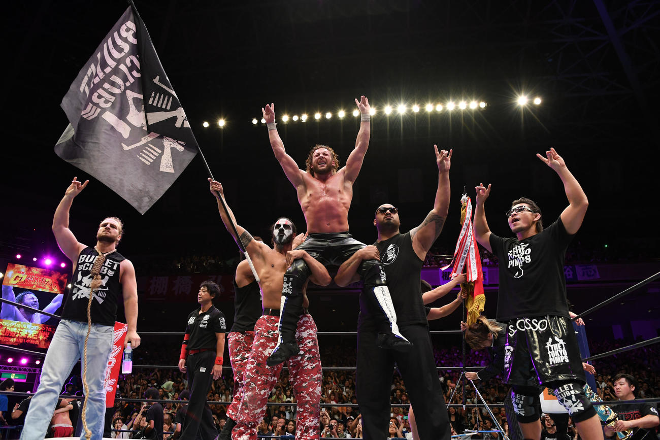 2016年8月、G1クライマックスに優勝したケニー・オメガ（中央）はBULLET CLUBの仲間に肩車をされポーズを決める
