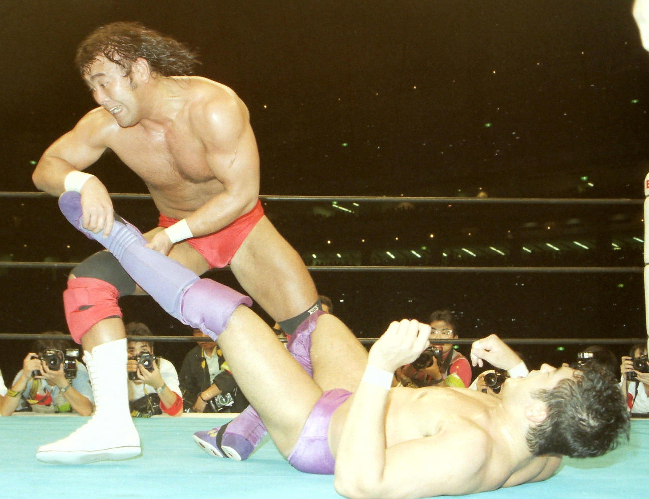 95年10月、UWFインターとの全面抗争　武藤敬司（左）は高田延彦に足4の字固めをかける
