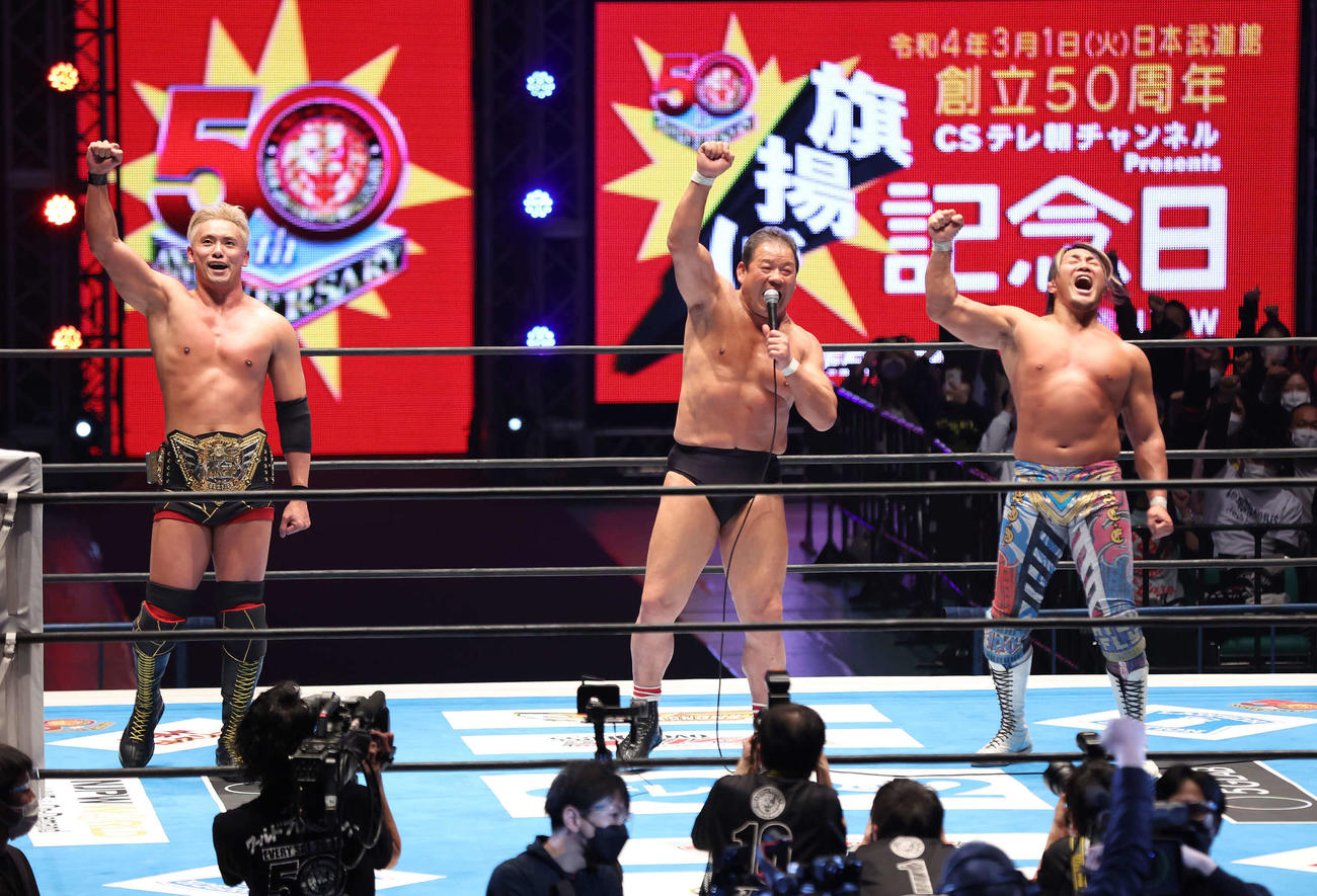「1・2・3・ダーッ！」でアントニオ猪木氏にエールを贈る、左からオカダ、藤波、棚橋（撮影・丹羽敏通）