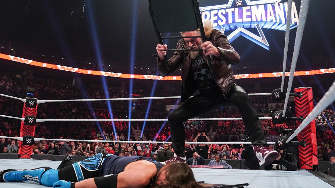 エッジ（右）のイス攻撃を受けるAJスタイルズ（C）2022 WWE, Inc. All Rights Reserved.