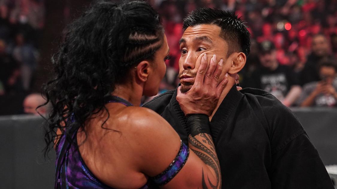 タッグを組んだタミーナ（左）と見つめ合う戸沢陽（C）2022 WWE, Inc. All Rights Reserved.
