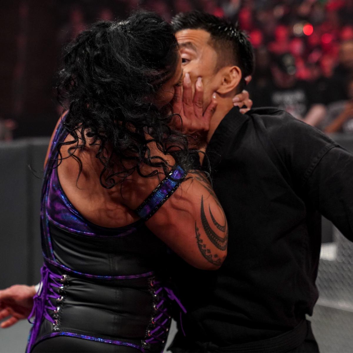 タッグを組んだタミーナ（左）から熱いキスをもらった戸沢陽（C）2022 WWE, Inc. All Rights Reserved.