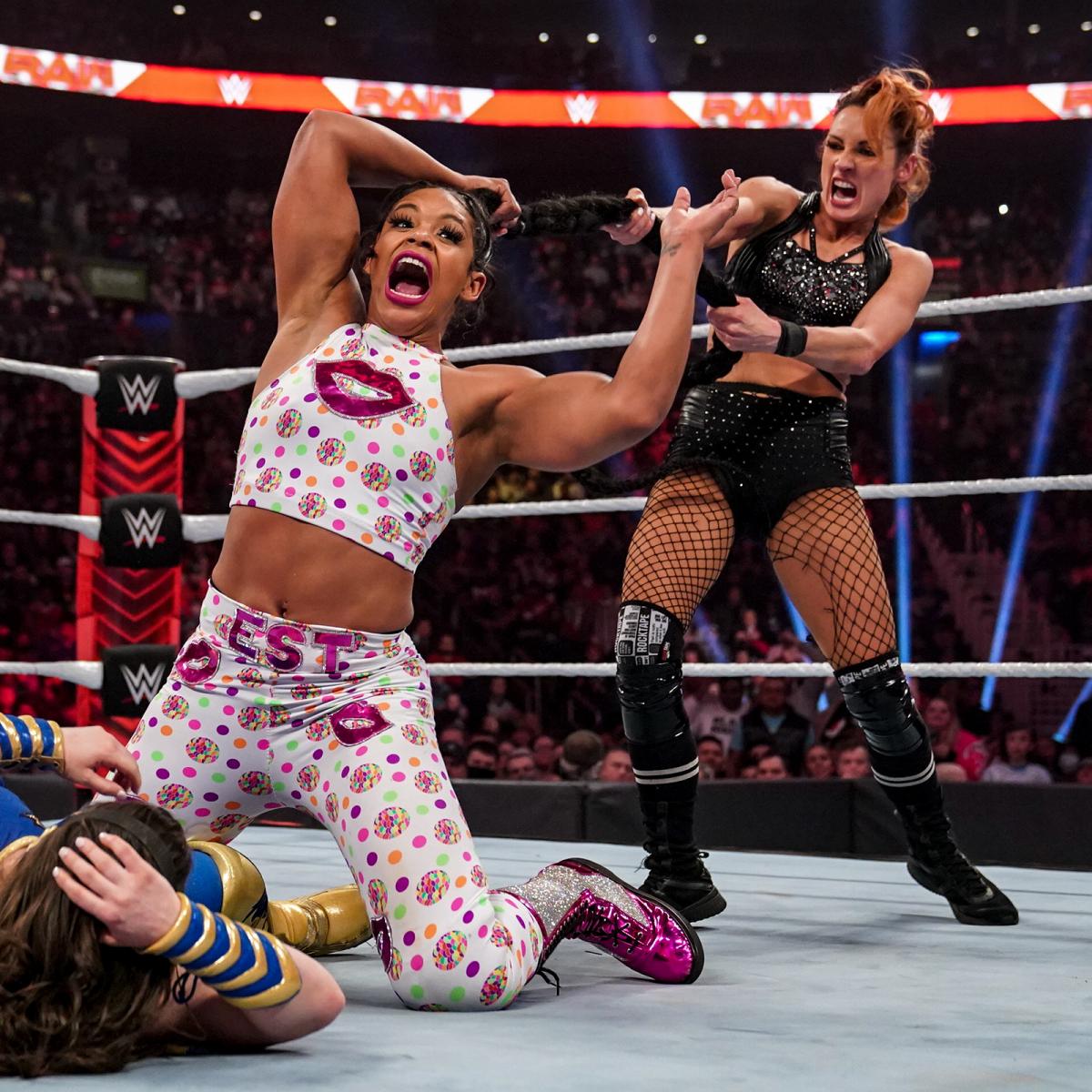 ロウ女子王者リンチ（右）に束ねたロングヘアを引っ張られたブレア（C）2022 WWE, Inc. All Rights Reserved.