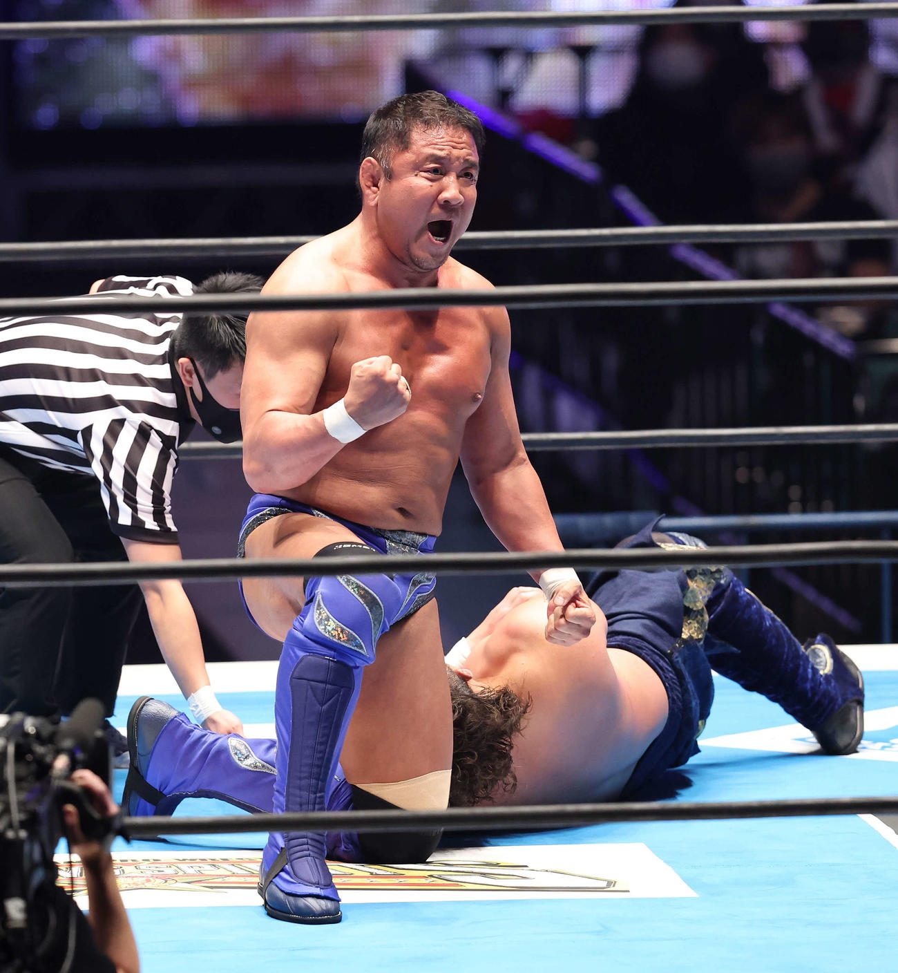 後藤洋央紀（後方）を攻め、ほえる永田裕志（撮影・丹羽敏通）
