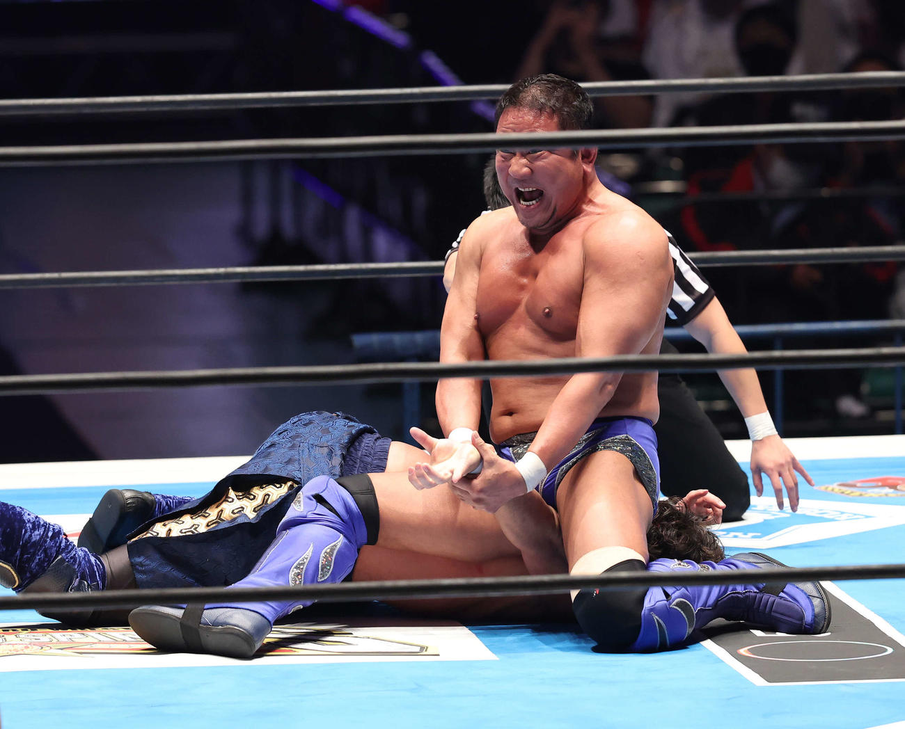 第3試合　永田裕志対後藤洋央紀　後藤洋央紀を関節技で攻める永田裕志（撮影・丹羽敏通）