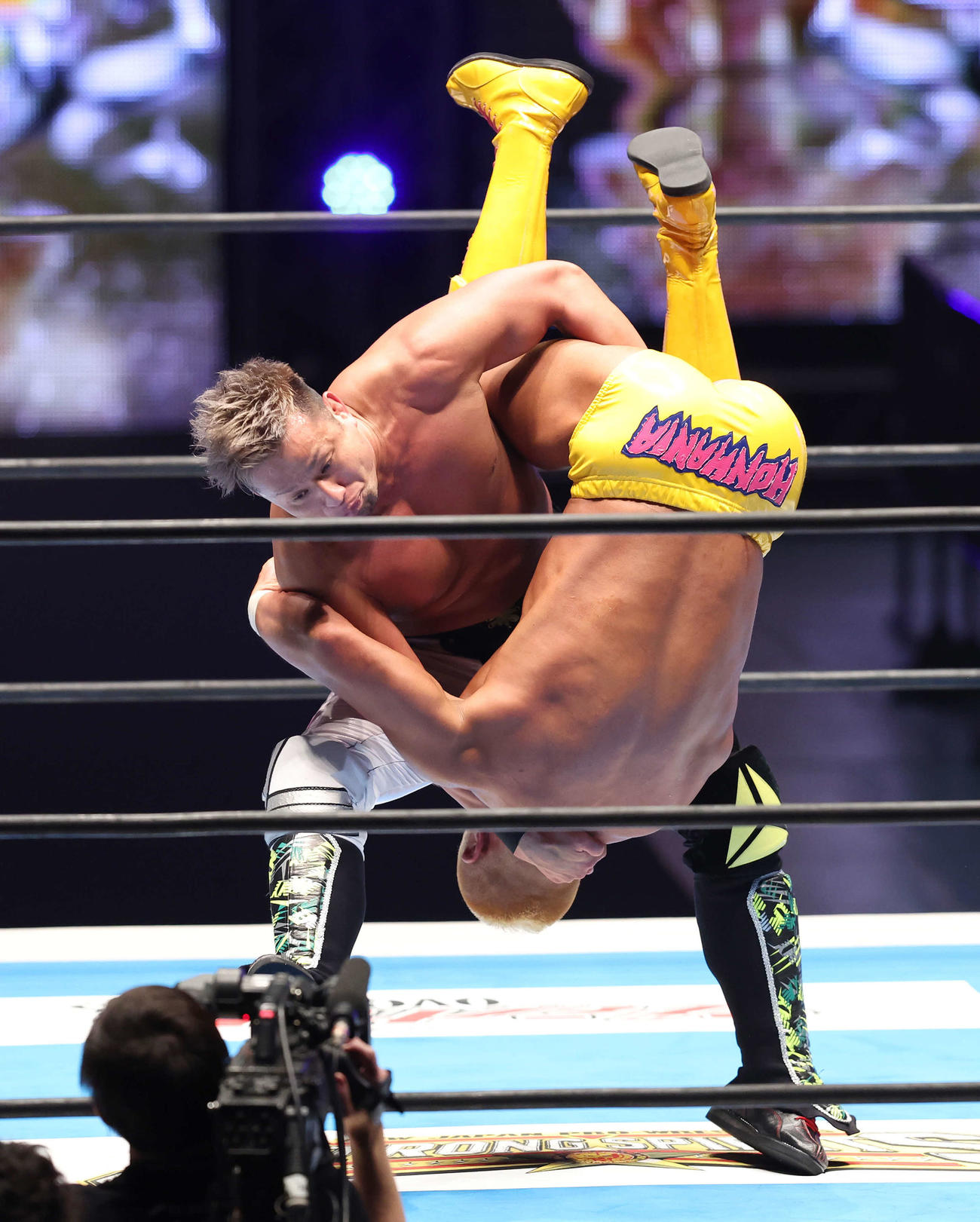 第2試合　本間朋晃対YOSHI－HASHI　本間朋晃（右）を仕留めたYOSHI－HASHI（撮影・丹羽敏通）
