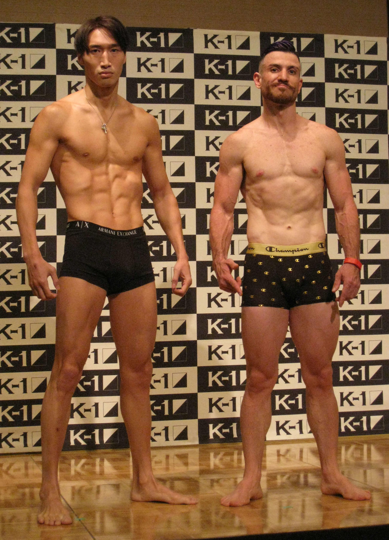 昨年9月の計量で仕上がったボディーを見せる安保瑠輝也（左）とトーナメント1回戦の相手アラン・ソアレス