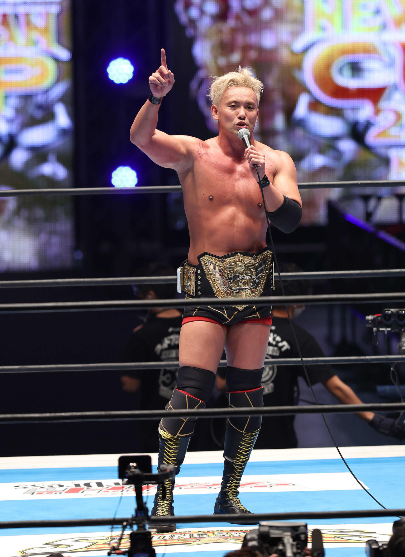 優勝宣言するオカダ・カズチカ（撮影・丹羽敏通）