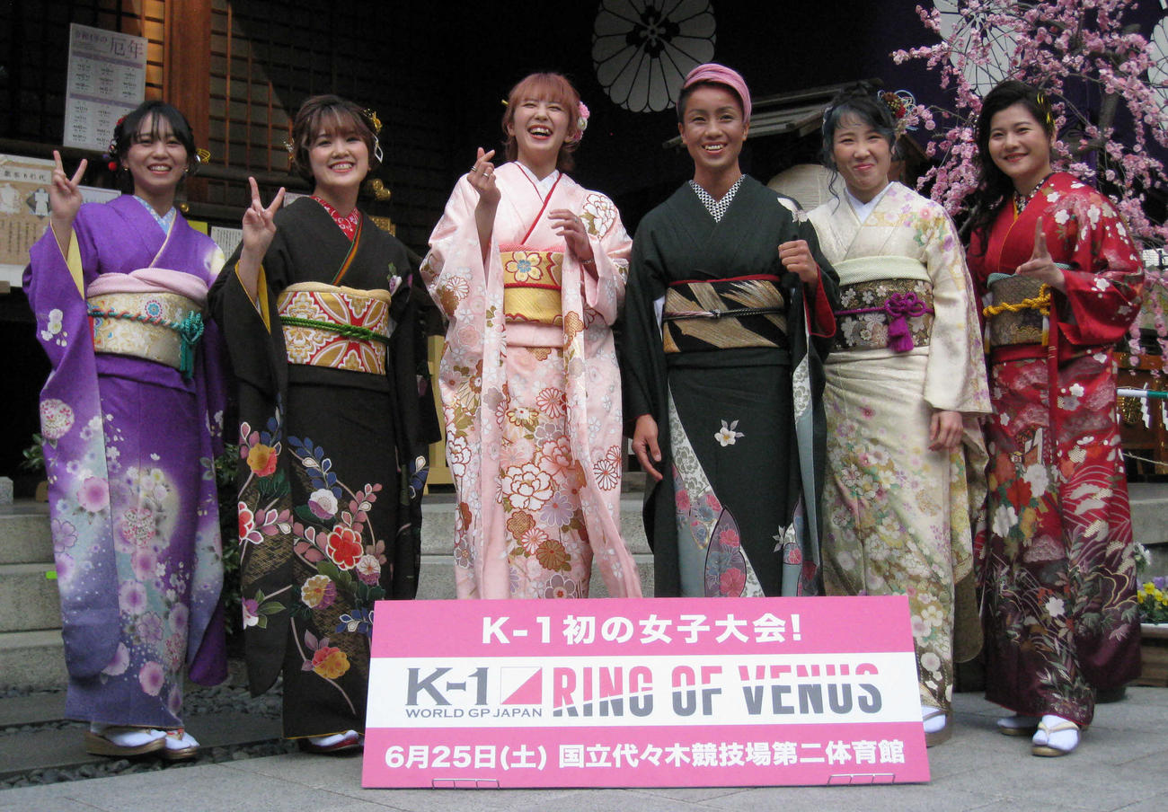 和装で東京大神宮に勢ぞろいしたK－1女子選手6人。左から松谷、MIO、菅原、KANA、高梨、☆SAHO☆（撮影・吉池彰）