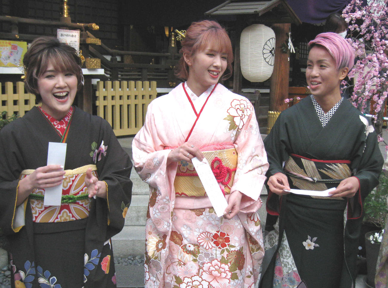おみくじの結果に笑顔を見せる3選手。左からMIO、菅原美優、KANA（撮影・吉池彰）
