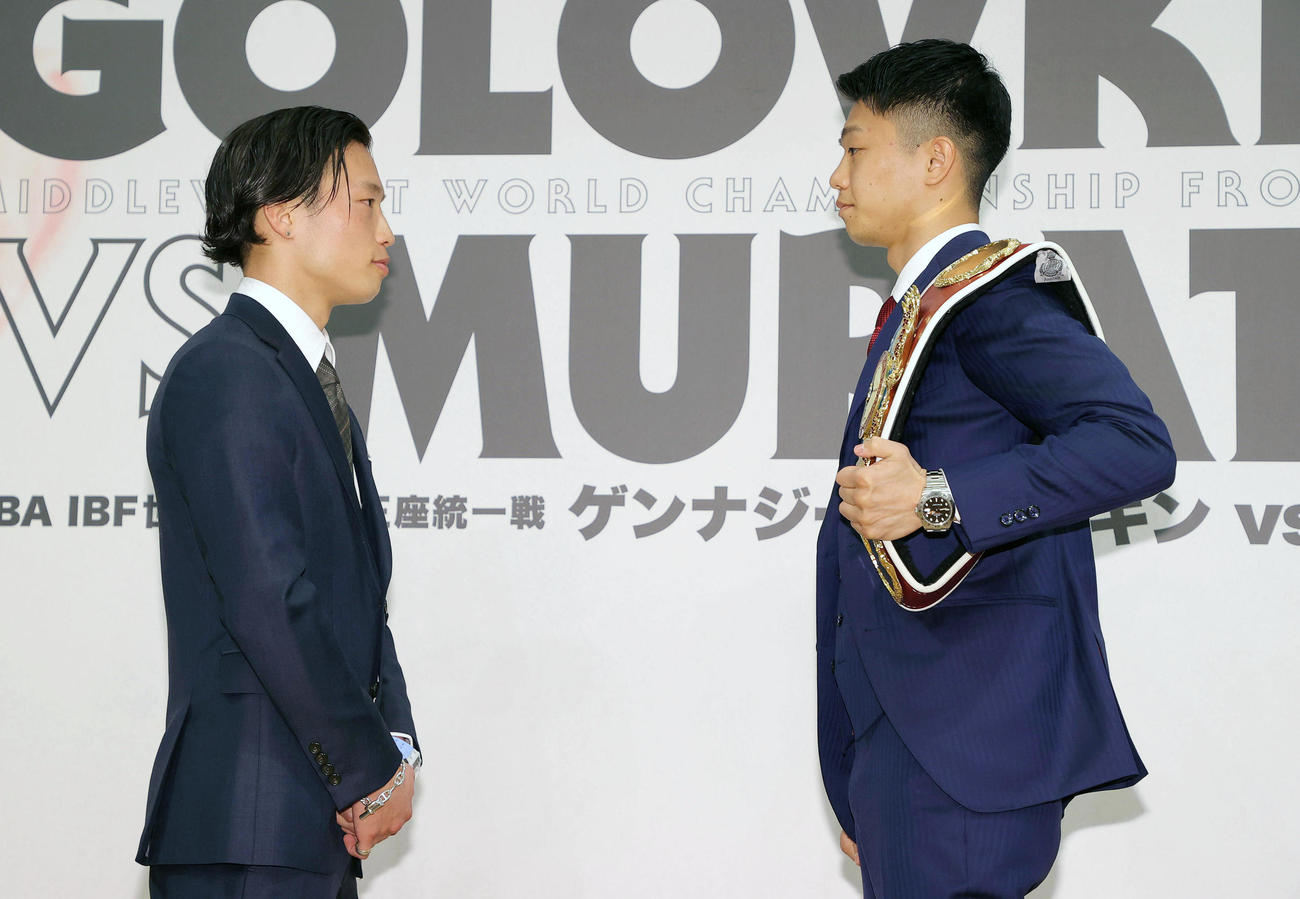 対戦が決まり向かい合う山内（左）と中谷