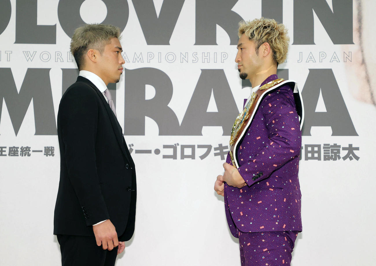 対戦が決まり向かい合う伊藤（左）と吉野