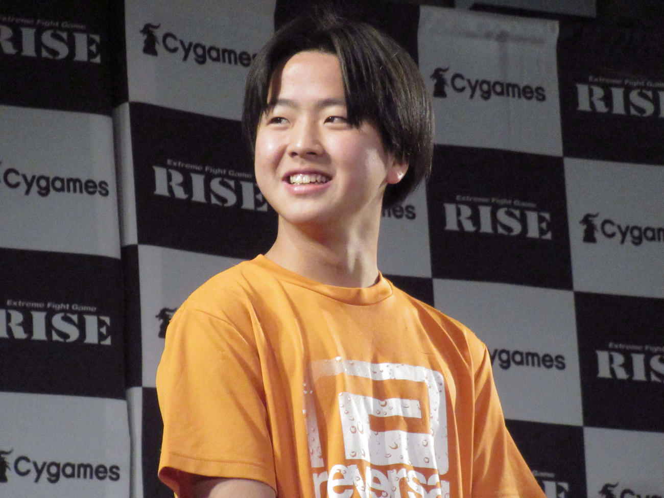 RISEファンイベントで笑顔を見せる那須川龍（撮影・勝部晃多）