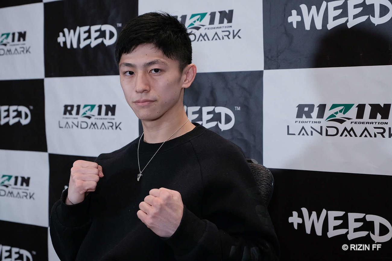 大会前インタビューを終え、ポーズを取る吉成（提供・RIZIN FF）