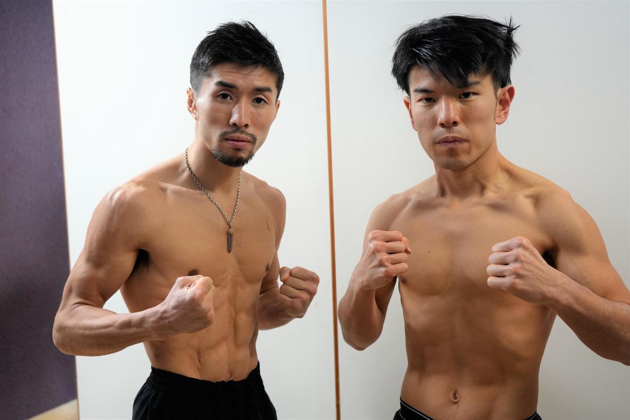 6日の試合へ計量をクリアした山中（左）と須藤（代表撮影）