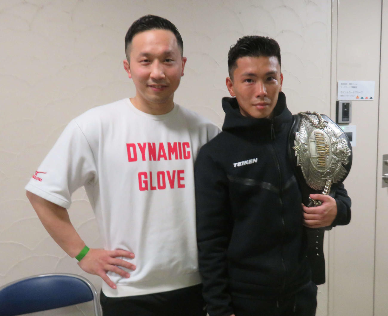 元世界3階級制覇王者粟生トレーナー（左）と初防衛成功を喜ぶ日本ライトフライ級王者岩田