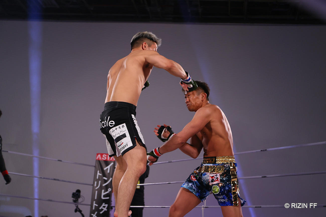 RIZIN第1試合 COROにパンチを打ち込む増田拓真（C）RIZIN FF