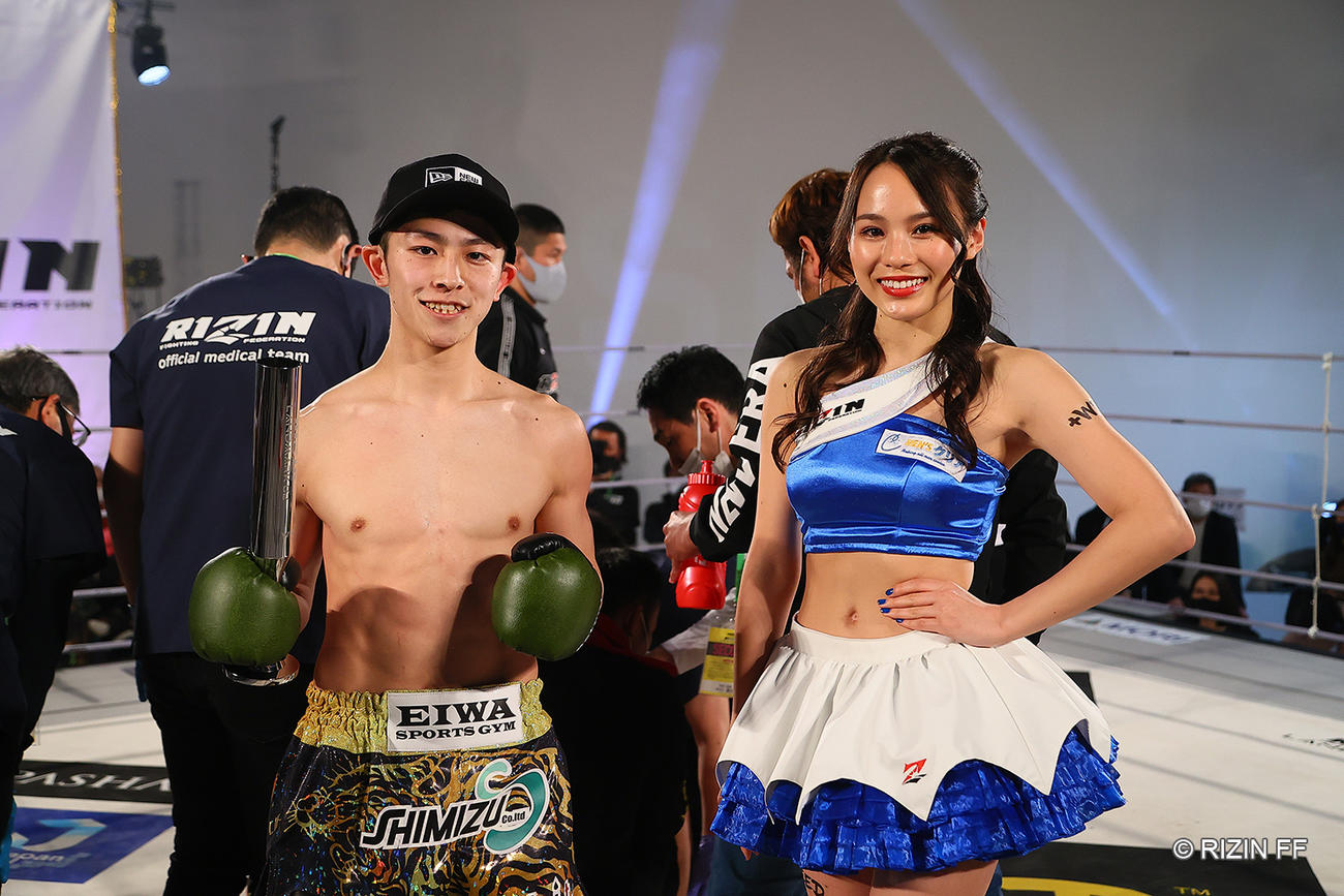 RIZIN第3試合　白幡裕星にKO勝利した吉成名高（左）はラウンドガールと笑顔（C）RIZIN FF