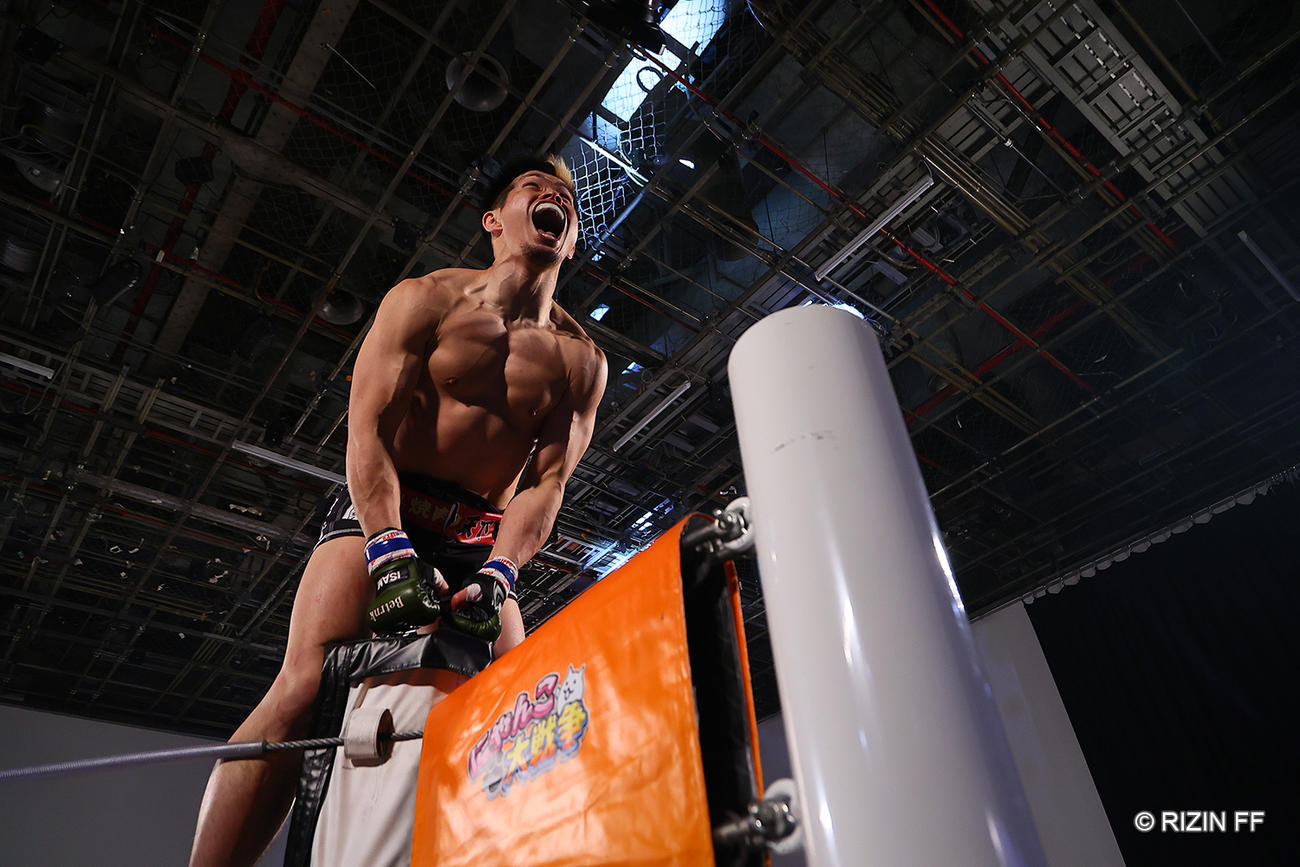 RIZIN第4試合　昇侍にTKO勝利し雄叫びをあげる鈴木博昭（C）RIZIN FF