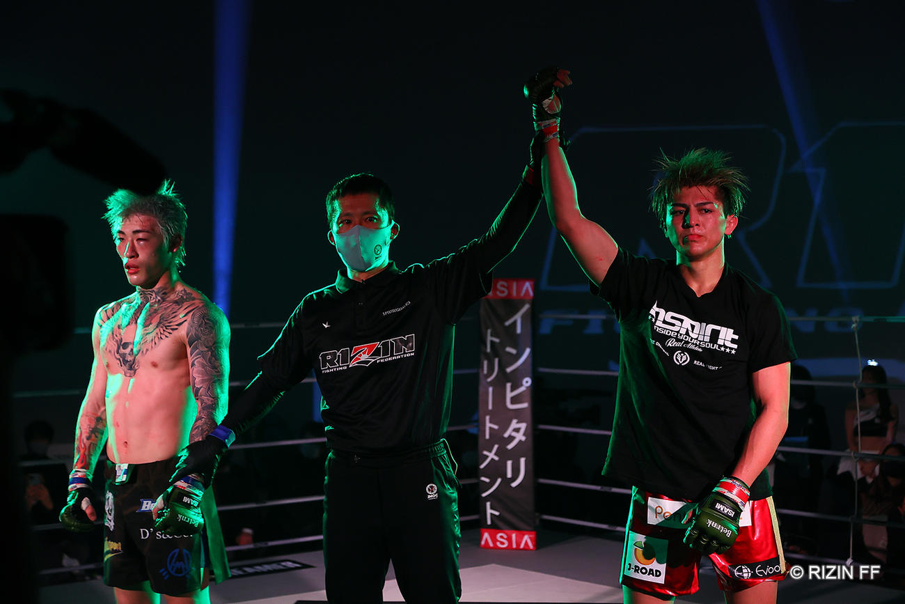 RIZIN第5試合　平本蓮に判定勝利し勝ち名乗りを受ける鈴木千裕（左）（C）RIZIN FF