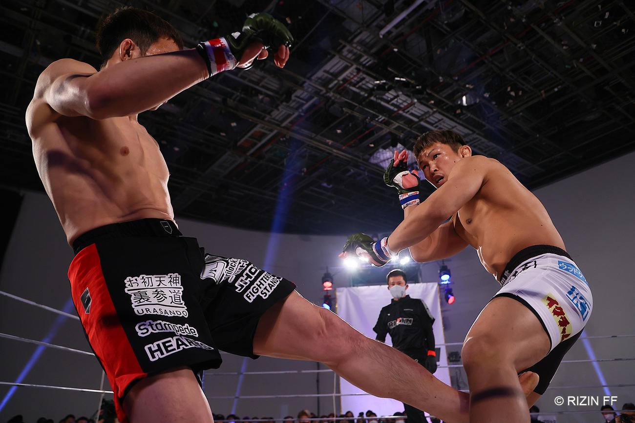 RIZIN第2試合　伊藤空也にローキックする魚井フルスイング（C）RIZIN FF