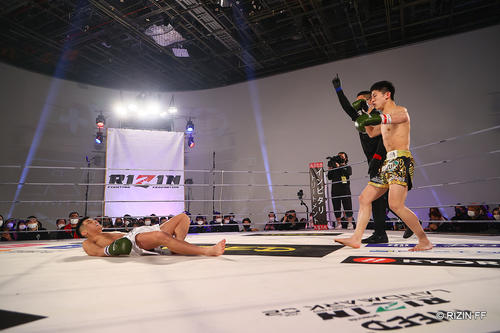 RIZIN第3試合 白幡裕星(左)にKO勝利した吉成名高(C)RIZIN FF