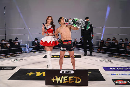 RIZIN第4試合 TKO勝利しポーズを決める鈴木博昭(C)RIZIN FF