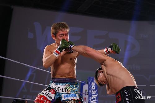 鈴木博昭の強烈なパンチが昇侍の顔面をとらえた(C)RIZIN FF