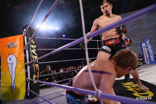 RIZIN第4試合 ダウンした昇侍を見下ろす鈴木博昭(C)RIZIN FF