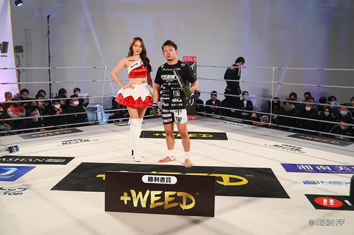 RIZIN第2試合 勝利した伊藤空也はラウンドガールと記念撮影(C)RIZIN FF