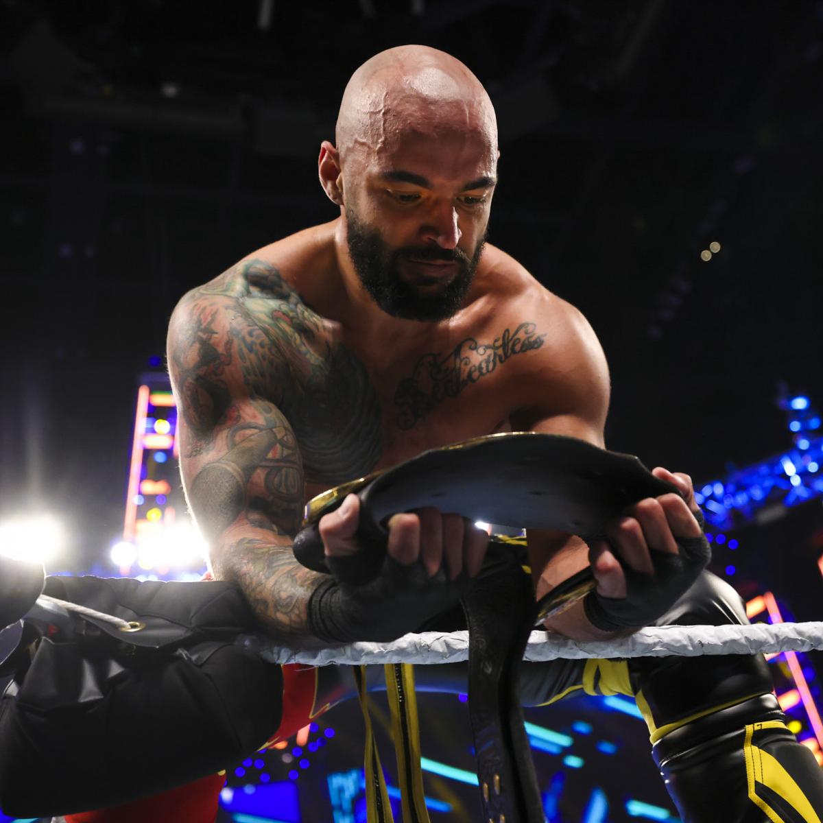 WWEインターコンチネンタル王座ベルトをみつめる新王者リコシェ（C）2022 WWE, Inc. All Rights Reserved.