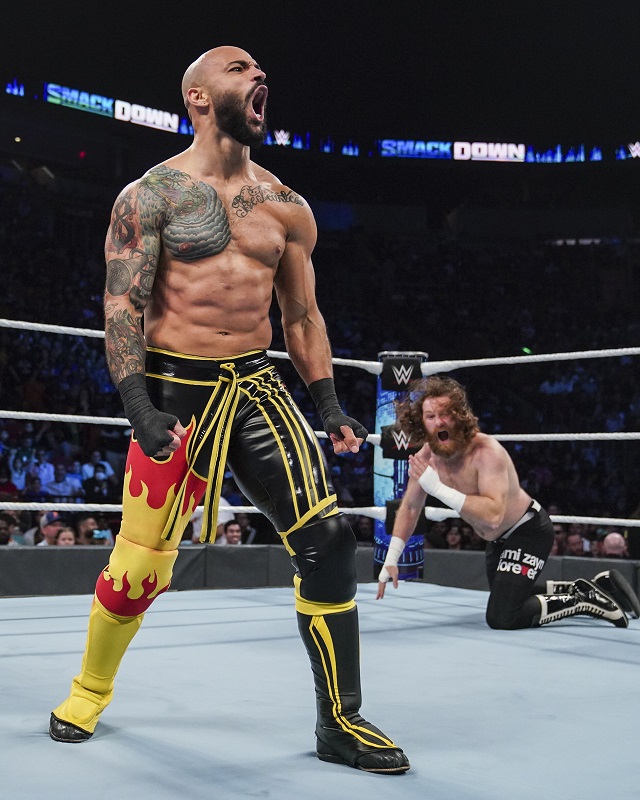 ゼイン（右奧）からフォールを奪い、雄たけびをあげたWWEインターコンチネンタル新王者リコシェ（C）2022 WWE, Inc. All Rights Reserved.