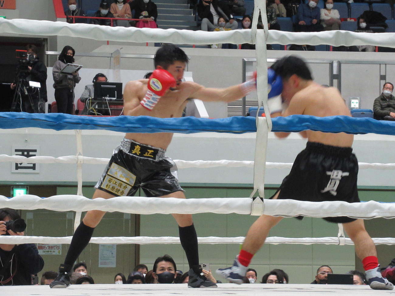 3年8カ月ぶりの復帰戦に臨んだ元世界王者の山中（左）（神戸市中央体育館　撮影・實藤健一）