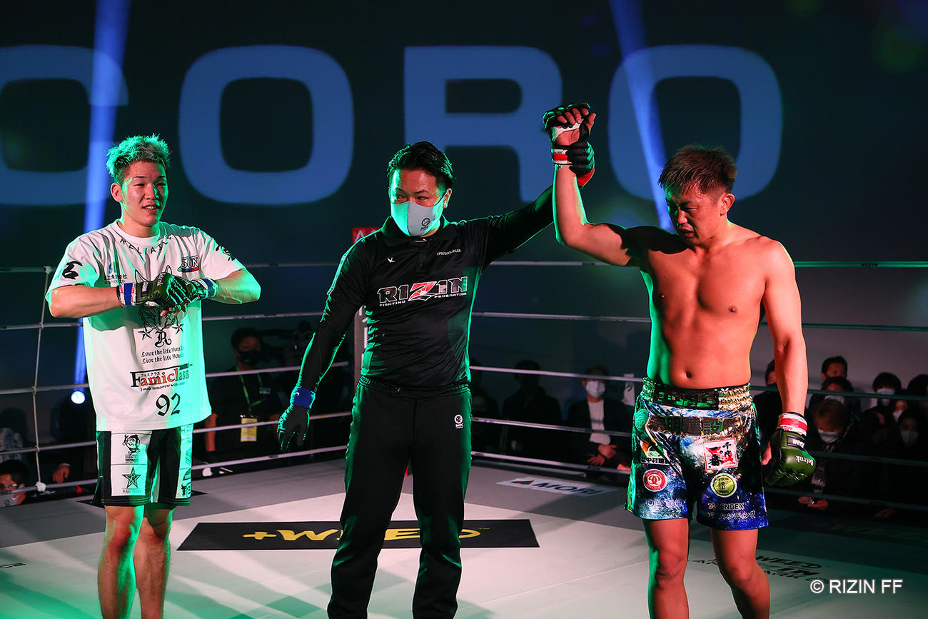 RIZIN第1試合　増田拓真に判定で勝利し勝ち名乗りを受けるCORO（C）RIZIN FF